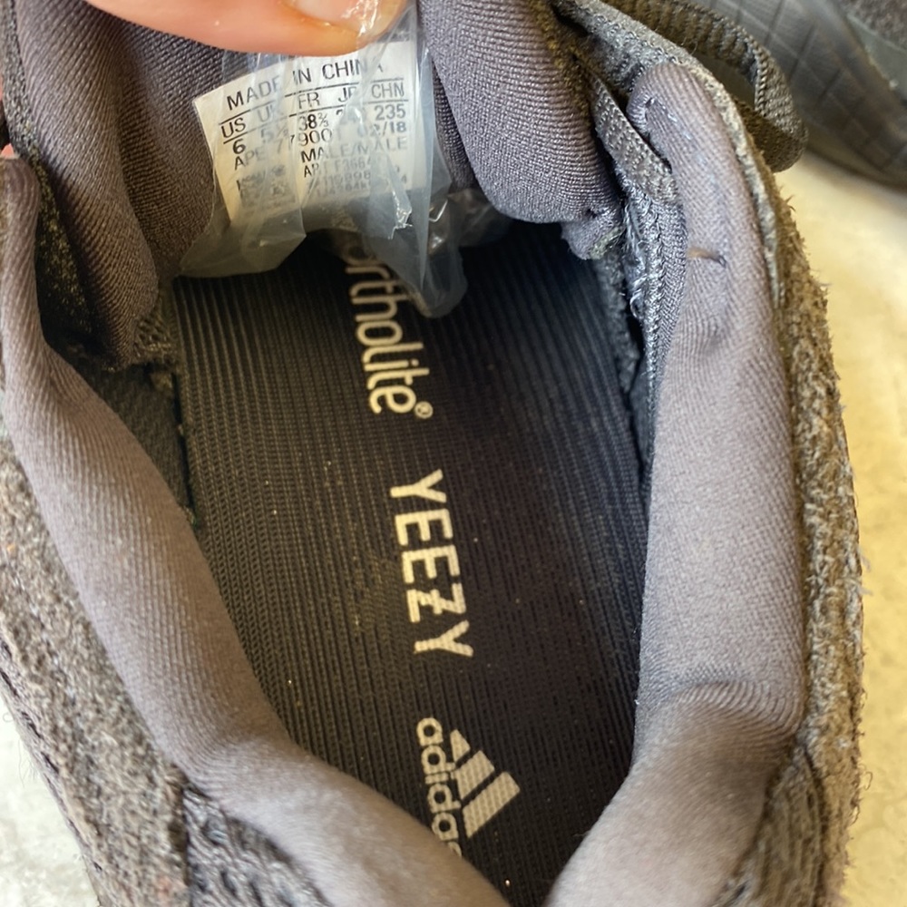 YEEZY Sneakers - Picture 7 of 7